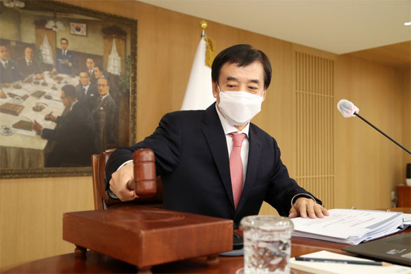 이주열 한국은행 총재가 25일 열린 통화정책방향 결정회의에서 기준금리를 연 0.25%포인트 인상하는 결정을 하고 있다. [사진 제공 = 한국은행]
