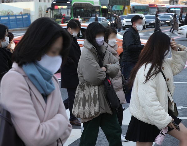 오는 26일은 서울의 아침 체감온도가 영하 5도까지 떨어지면서 매서운 추위가 예상된다. 사진은 겨울의 시작을 알리는 절기 소설(小雪)인 지난 22일 오전 서울 광화문네거리에서 두꺼운 옷을 입고 출근하는 시민. /사진=뉴스1