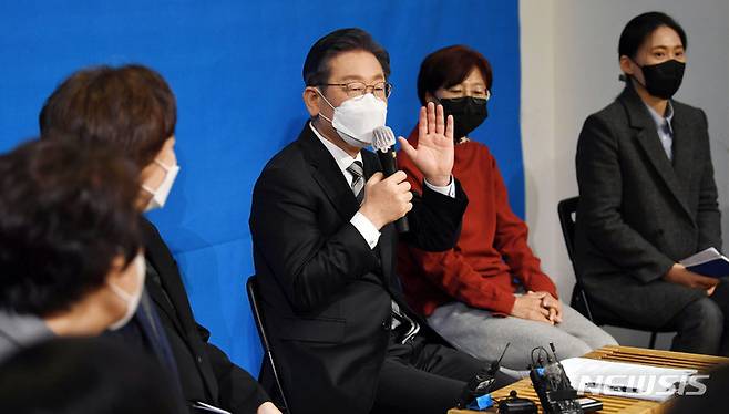 [서울=뉴시스] 국회사진기자단 = 이재명 더불어민주당 대선 후보가 25일 서울 동작구 복합문화공간 숨에서 열린 '군대 내 성폭력 OUT, 인권 IN' 여성군인들과 간담회에서 발언하고 있다. 2021.11.25. photo@newsis.com