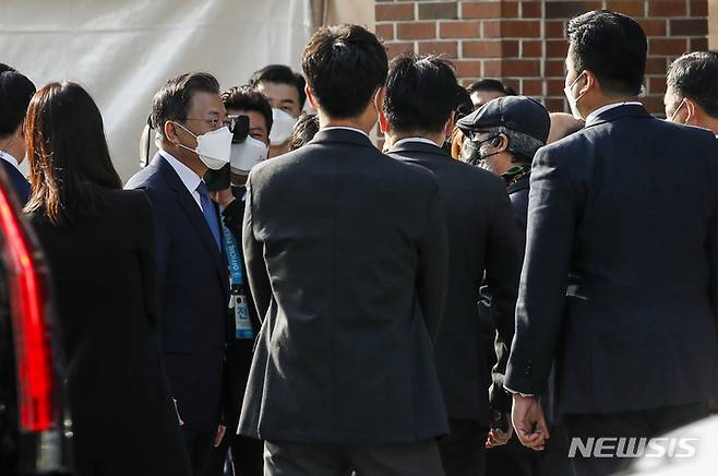 [서울=뉴시스] 정병혁 기자 = 고 이예람 중사 부모가 25일 서울 중구 명동성당에서 열린 국가인권위원회 설립 20주년 기념식 행사장 앞에서 면담요청 등 요구사항이 담긴 입장문을 문재인 대통령에게 전달하고 있다. 2021.11.25. jhope@newsis.com