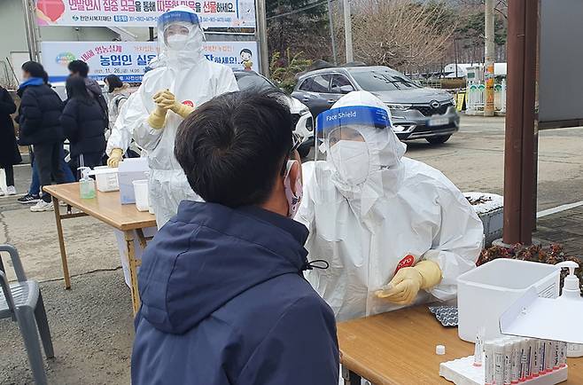 [천안=뉴시스] 이종익 기자 = 충남 천안에서 종교시설을 기반으로 공동생활을 하는 마을에서 3일간 209명(천안 208명, 아산 1명)의 확진자가 발생한 가운데 23일 천안시가 인근 면사무소에 선별진료소를 설치하고 코로나19 검사를 진행하고 있다. 2021.11.23. (사진=천안시 제공)  photo@newsis.com  *재판매 및 DB 금지