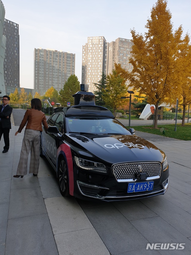 [베이징=뉴시스] 지난 5일 한중일 취재단에 바이두가 공개한 자율주행 자동차 '아폴로(APPOLLO)'. 이 차량은 바이두 자체 운영시스템(OS)에 미국 등 서방국가의 기술이 접목돼 만들어졌다. 2019.11.24