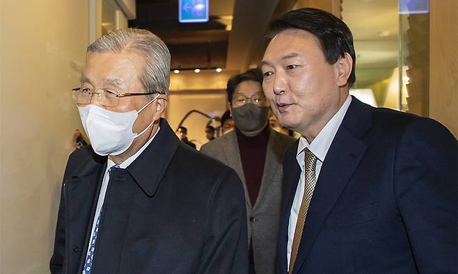 국민의힘 윤석열 대선 후보와 김종인 전 비상대책위원장이 지난 24일 만찬 회동을 하기 위해 서울시내의 한 식당으로 들어가고 있다. 연합뉴스