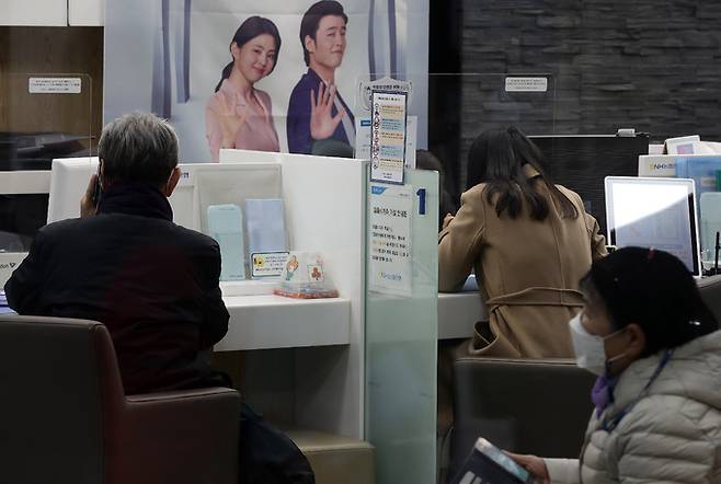 한국은행 금융통화위원회가 기준금리 인상을 발표한 25일 오후 서울 시내 한 은행 영업점에서 고객들이 상담을 받고 있다. 뉴시스