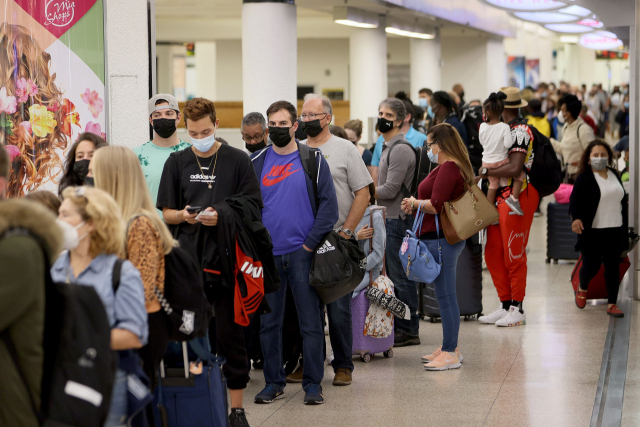 지난 24일 추수감사절 연휴를 앞두고 미국 플로리다주 마이애미 국제공항에서 승객들이 교통안전국(TSA) 검문소를 통과하기 위해 줄을 서서 기다리고 있다./AFP연합뉴스