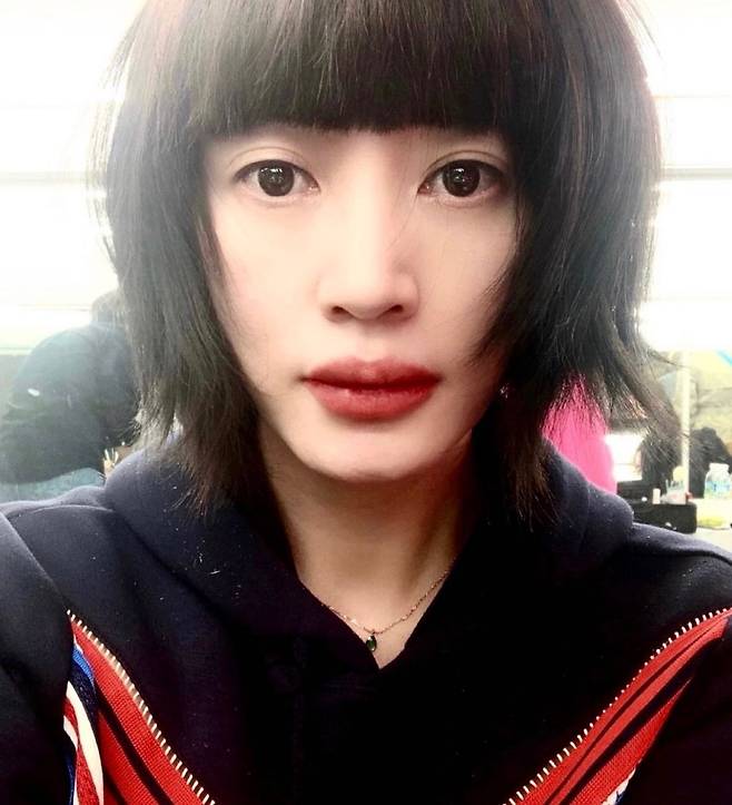 On the morning of the 25th, Kim Hye-soo posted a picture on his instagram without any explanation.Kim Hye-soo in the public photo is taking a selfie in the waiting room.His beauty, which gives a point with red lipstick and gives an alluring and chic charm, captures the attention of many people.Meanwhile, Kim Hye-soo, who was born in 1970 and is 51 years old, has recently finished filming the movie Smuggling and will appear in the Netflix original series Boy Judge.In addition, the remastering of the movie Tazza: The High Rollers is about to be reopened.Photo: Kim Hye-soo Instagram