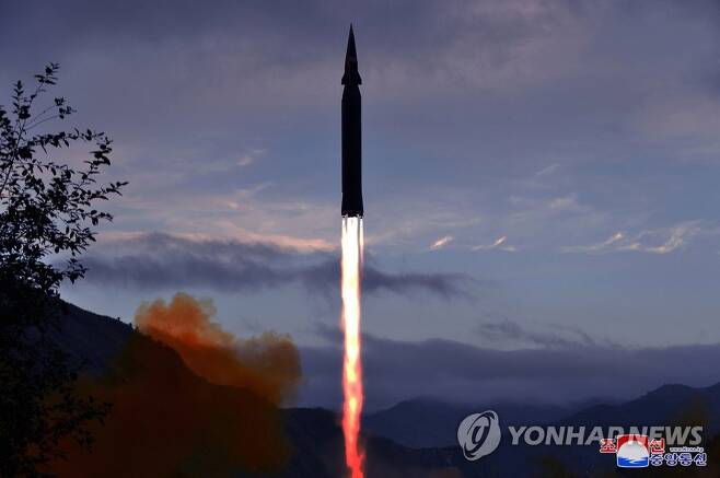 북한 "극초음속미사일 화성-8형 첫 시험발사" [연합뉴스 자료사진]