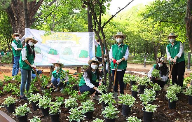 스타벅스 임직원들이 서울숲 내 '쉬었다가길'을 가꾸고 있다. [스타벅스커피코리아 제공. 재판매 및 DB 금지]