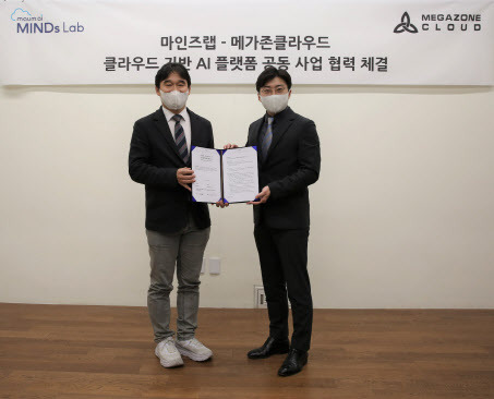 유태준 마인즈랩 대표(왼쪽)와 이주완 메가존클라우드 대표가 인공지능(AI) 플랫폼 공동사업을 위한 업무협약을 체결하고 기념촬영을 하고 있다.(사진=메가존클라우드 제공)