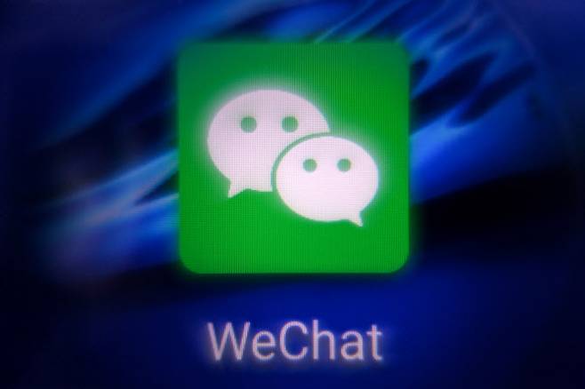 중국 국영기업들이 중 최대 인터넷 기업 텐센트의 메시지 애플리케이션 ‘위챗’의 사용을 제한했다.(사진= AFP)
