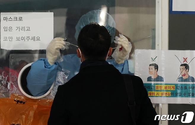 26일 서울 중구 서울역 광장 임시 선별검사소에서 시민들이 코로나19 검사를 받고 있다. /뉴스1 © News1 조태형 기자
