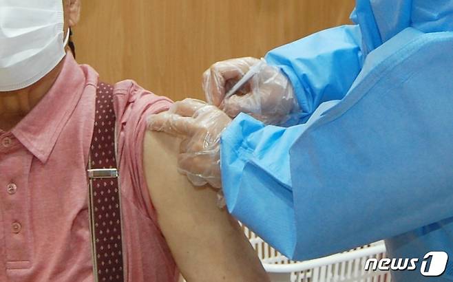 괴산군 보건소가 신종 코로나바이러스 감염증(코로나19) 추가접종 독려에 나섰다. 사진은 괴산 백신접종센터.© 뉴스1