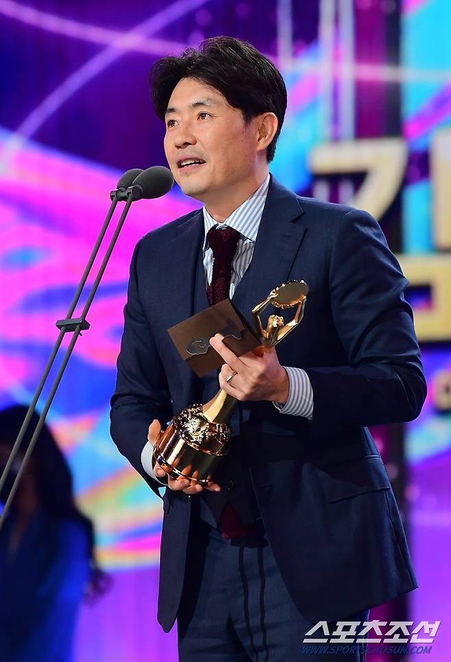 제42회 청룡영화상이 26일 오후 서울 여의도 KBS홀에서 열렸다. 감독상을 수상한 류승완 감독이 수상소감을 말하고 있다. 여의도=정재근 기자 cjg@sportschosun.com/2021.11.26/