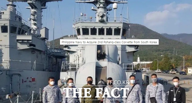 한국 해군의 퇴역 포항급 초계함 '안동함' 점검에 나선 필리핀 장교들이 한국군과 기념 사진 촬영을 위해 포즈를 취하고 있다./네이벌뉴스닷컴