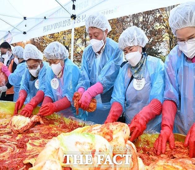 장덕천 부천시장이 자원봉사자들과 함께 ‘신중동 김장나눔’ 연합행사’에 참여하고 있다./부천시 제공