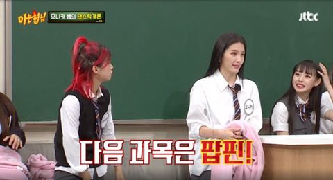 지난 20일 JTBC 아는형님에 출연한 모니카(오른쪽)가 댄스 장르 중 하나인 '팝핑(팝핀)'을 설명하고 있다./JTBC