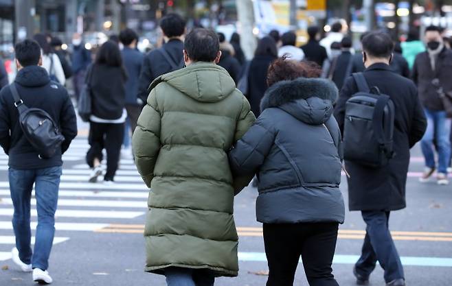 22일 오전 서울 종로구 세종대로 네거리에서 시민들이 쌀쌀한 날씨에 발걸음을 서두르고 있다. 연합뉴스 제공
