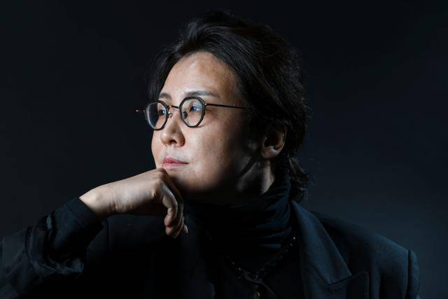 그는 책 ‘여섯 밤의 애도’가 자살 사별자들에게 애도로 가는 여정을 시작할 용기, 그럴 수 있다는 희망을 주길 바란다. 이한호 기자