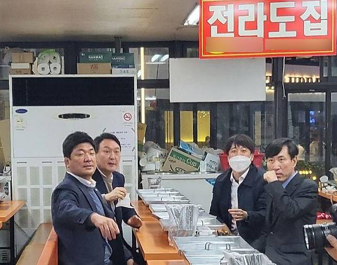 25일 저녁 서울대에서 열린 '국민의힘 서울캠퍼스 총회'에 참석했던 국민의힘 윤석열 대선 후보가 이준석 대표 등과 함께 행사를 마친 뒤 관악구 신림동 순대타운을 찾아 한 식당에 앉아 주문한 음식을 기다리고 있다.   왼쪽부터 시계 방향으로 국민의힘 이용 의원, 윤 후보, 이준석 대표, 하태경 의원. [연합뉴스]