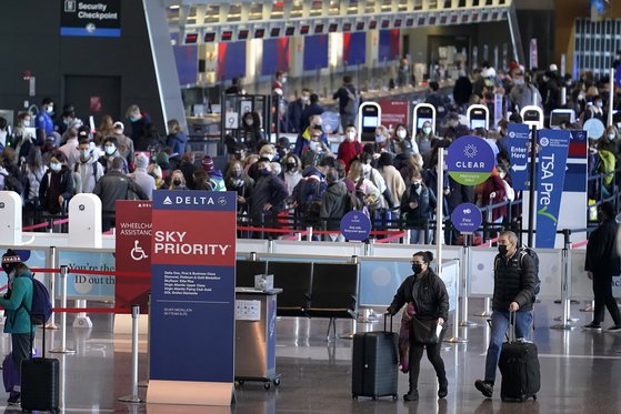 지난 24일 미국 추수감사절 연휴를 앞두고 보스턴 로건 국제공항에서 여행객들이 탑승수속을 하고 있다. 이날 미국 전체에선 팬데믹 이후 가장 많은 230만 명이 항공편을 이용한 여행에 나선 것으로 전해졌다. [AP=연합뉴스]