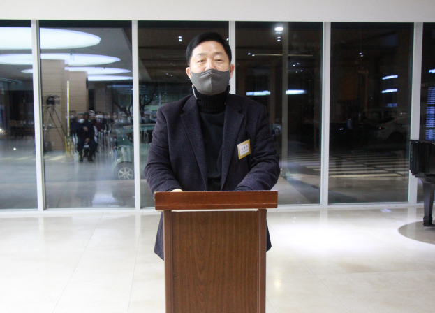 국제시낭송음악회를 주최한 대전예술포럼 도완석 대표가 행사를 소개하고 있다. 사진=한상욱 기자.