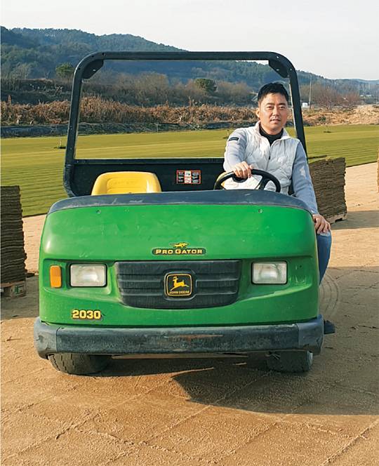 경기 여주의 잔디농장에서 작업용 카트에 오른 구창모 대표.