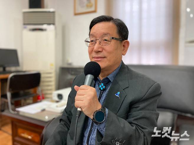 동해천곡감리교회 황용규 담임목사. 최진성 아나운서