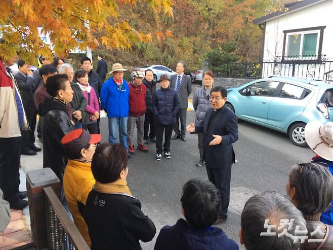 코로나19 이전 교회를 방문한 사람들에게 순국순교자 고 최인규 권사에 대해 소개하는 황용규 목사. 최진성 아나운서