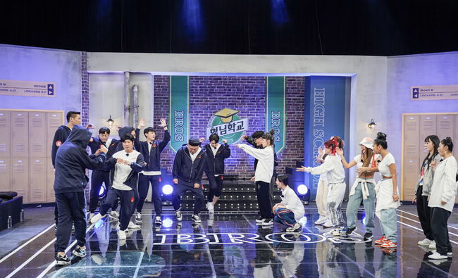 Dance Performance of Brothers and SUfa Leaders will be revealed.JTBCs Knowing Bros, which will be broadcast on the 27th, will be packed with two SUfa Leaders.Monica, HoneyJessie J, iKey, Leehei, Hyojin Choi, Gabi, Noje, and li Jung tell their stories that they could not hear anywhere after the last broadcast. Especially, the story of Hyojin Choi from Busan to Seoul was full of passion for dance.Also on the day of the broadcast, the brothers nightThe eight-color dance heat is unfolded: Brothers who have the opportunity to make SUfa Leaders and Crewe and dance have made a fierce appeal.When the dance of the brothers who practiced the weekend was revealed, the admiration of the SUfa leaders continued.In particular, Hyojin Choi was surprised to see Min Kyung-hoons dance, saying, I saw the possibility. HoneyJessie J also said, I was impressed by the fact that my brothers have been practicing sincerely.The scathing evaluation also made a laugh, but the back door that the passion of the brothers to be selected by the SUfa leaders made the scene hot.SUfa Leaders also continues to open up a dance battle to win the brothers who want to achieve Crewe.Leaders and brothers who created Dance Crewe will provide a richer attraction by composing choreography that matches the color of each team as well as a selection that matches Crewe.SUfa Leaders and their brothers dance performance can be found on JTBC Knowing Bros which is broadcasted at 8:40 pm on the 27th.JTBC