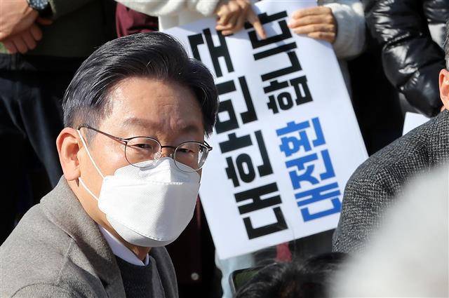 이재명 ‘대한민국 대전환 합니다’ - 이재명 더불어민주당 대선 후보가 26일 오후 전남 신안군에 위치한 응급의료 전용헬기(닥터헬기) 계류장을 방문해 의료진 및 섬마을 주민들과 국민반상회를 하고 있다.이 후보는 오는 29일까지 ‘세번째 매타버스(매주 타는 민생버스)’를 타고 민주당 핵심 지역인 호남 곳곳을 돌며 민심잡기 행보에 나선다. 2021.11.26 뉴스1