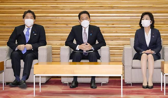 (도쿄 교도=연합뉴스) 기시다 후미오 일본 총리가 26일 오전 정례 각의(국무회의)를 주재하고 있다. 왼쪽은 하야시 요시마사 외무상, 오른쪽은 노다 세이코 지역창생·저출산대책담당상.