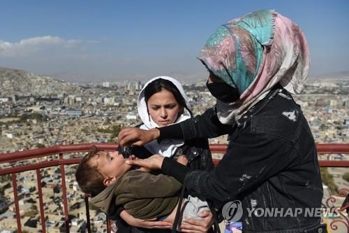 소아마비 백신 접종하는 아프간 유아 [카불 AFP=연합뉴스 자료사진] 11월8일(현지시간) 아프가니스탄 수도 카불 구시가지에서 한 어린이가 경구용 소아마비 백신을 투여받고 있다.  2021.11.9   leekm@yna.co.kr (끝)