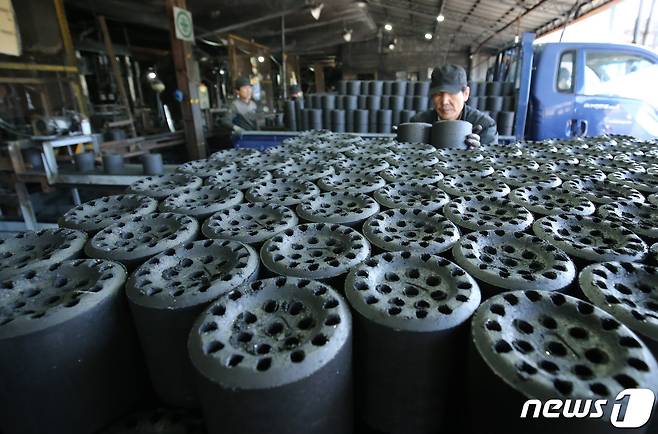 충북도는 에너지 취약계층을 위한 연탄카드를 29일부터 배부한다.(사진은 기사 내용과 무관함) / 뉴스1 © News1