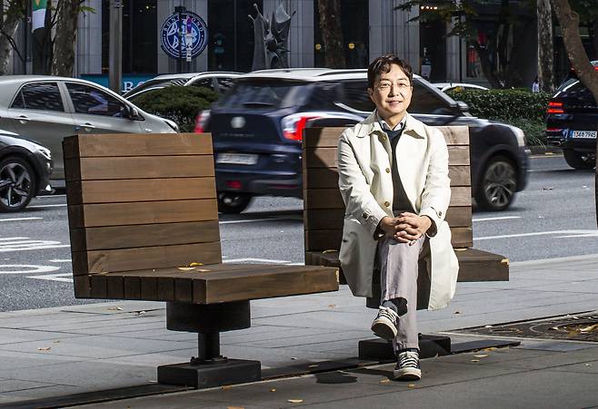 유현준 홍익대 교수가 서울 강남구 테헤란로에 설치한 벤치에 앉았다. 그가 직접 디자인한 이 벤치 이름은 ‘따로 또 같이’. 의자 아래 레일을 달아 움직이고 회전할 수 있게 만들었다. /김종연 영상미디어 기자