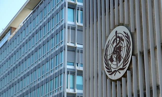 A logo is pictured on the headquarters of the World Health Orgnaization (WHO) in Geneva, Switzerland, June 25, 2020./로이터