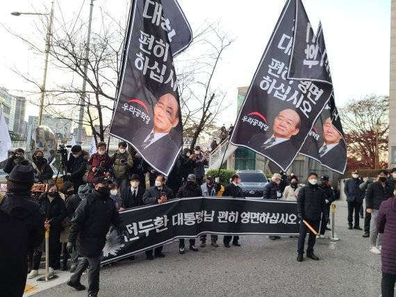 27일 오전 7시 30분 신촌세브란스 병원 앞, 우리공화당 당원들은 '전두환 대통령님 편히 영면하십시오'라는 현수막을 들고 있었다./사진=이진혁 기자