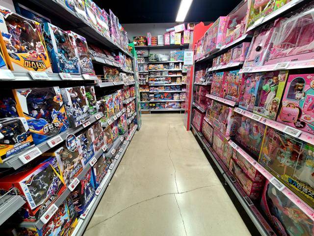 서울의 한 대형마트 장난감 코너. 여아용과 남아용 장난감이 구분돼 있다. 인권위원회는 지난 5월 "아이들은 색깔에 대한 사회적 이미지에 따라 여성은 연약하고 소극적으로, 남성은 강인하고 진취적이라는 성역할 고정관념을 학습하게 된다"며 장난감 업체들에 성 중립적인 방향으로 영유아 제품을 제조하도록 권고했지만, 현실에 적용되진 않는다. 한국일보 자료사진