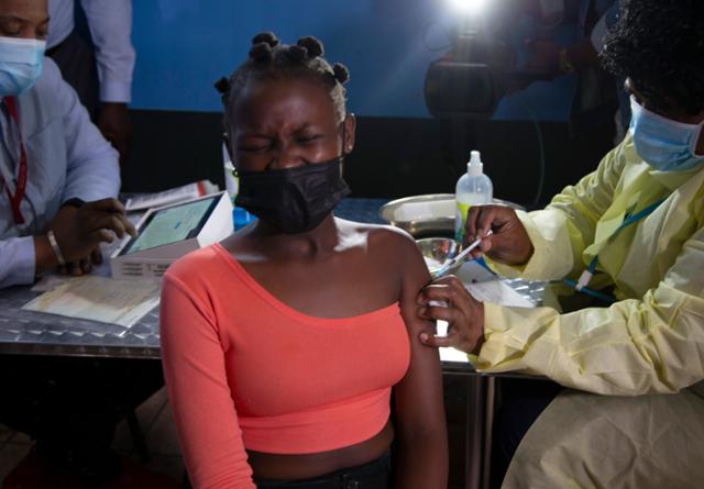 10월 21일 남아프리카공화국 요하네스버그 인근 병원에서 한 여성이 화이자 코로나19 백신을 접종하는 모습. 요하네스버그=AP 뉴시스