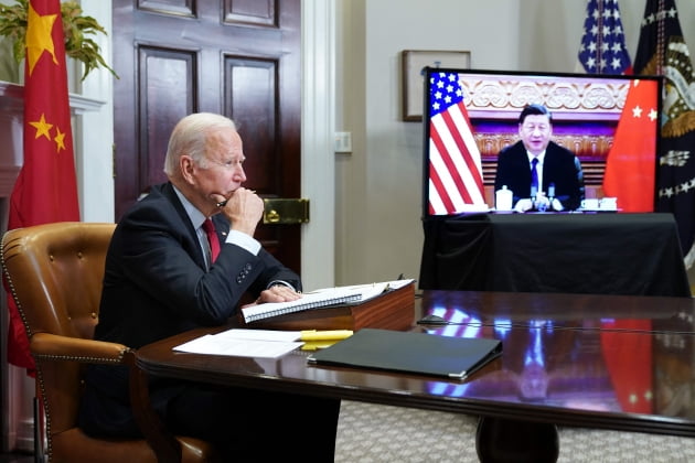 11월 17일 조 바이든 미국 대통령이 백악관 집무실에서 시진핑 중국 국가주석과 화상 정상회담을 가졌다.(/연합뉴스)