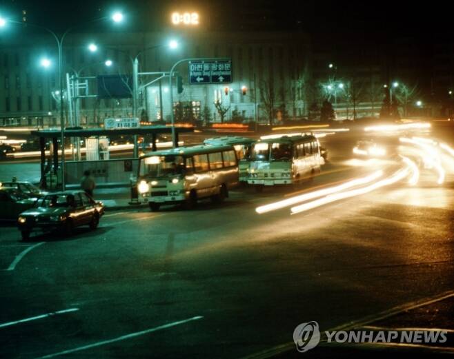 통행금지가 해제된 1982년 3월 1일 서울 밤 풍경.   연합뉴스 제공