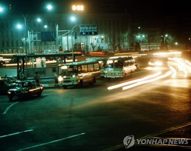 통행금지가 해제된 1982년 3월 1일 서울 밤 풍경.&nbsp; &nbsp;연합뉴스 제공