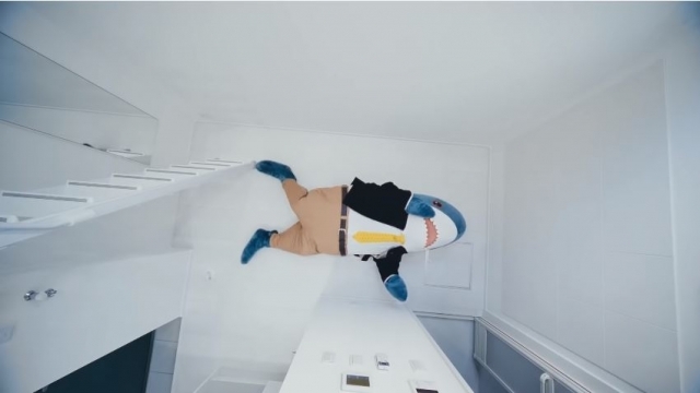 이케아가 내놓은 월세 99엔 아파트를 복층 위에서 아래로 내려다 본 모습. 유튜브 캡처