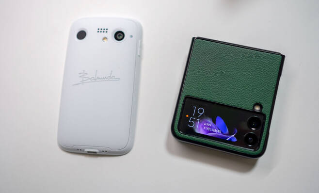 미국 IT전문 엔가젯은 일본 가전업체 발뮤다(BALMUDA)가 출시한 4.9인치 크기의 스마트폰(왼쪽)과 삼성전자의 갤럭시 Z플립3(오른쪽)를 비교해 보이고 있다. [엔가젯]