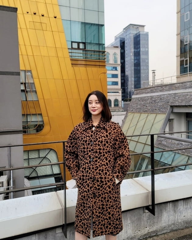 Wyeolim, a broadcaster from the group Wonder Girls, showed off her fashionable side.Its a sunny Sunday, WoHyelim posted on her Instagram account on Friday, pictured WoHyelim standing on the roof of the building.Hopi Reservation is a fashionable coat and sunglasses that attracts attention. A scene like a fashion picture is impressive.The D line, which is seen through the coat, also catches the eye.Wu Hyelim, a former member of the group Wonder Girls, was born in 1992 and married Taekwondo player Shin Min-chul in July last year; he is currently in pregnancy.