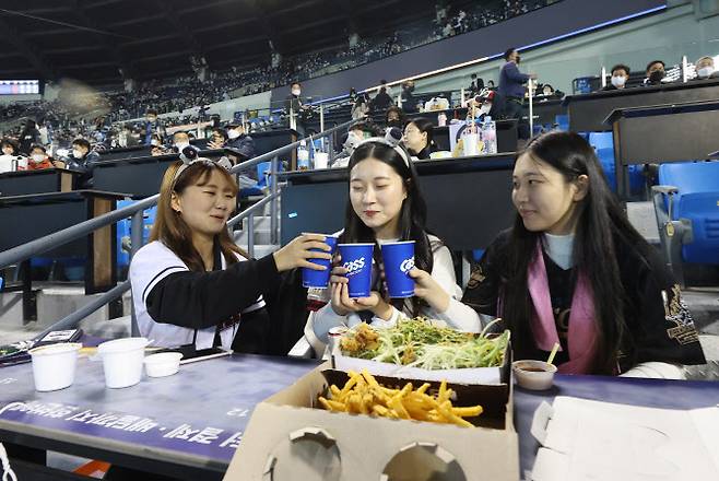 1일 오후 서울 송파구 잠실구장에서 열린 프로야구 2021 신한은행 쏠(SOL) KBO 포스트시즌 와일드카드 결정전 키움 히어로즈와 두산 베어스의 경기. 관중들이 치맥을 먹으며 경기 시작을 기다리고 있다. (사진=연합뉴스)