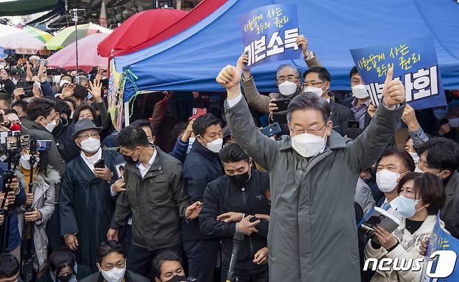 이재명 더불어민주당 대선후보가 28일 광주 광산구 송정시장을 방문해 엄지를 치켜들고 있다. 2021.11.28/뉴스1 © News1 이동해 기자