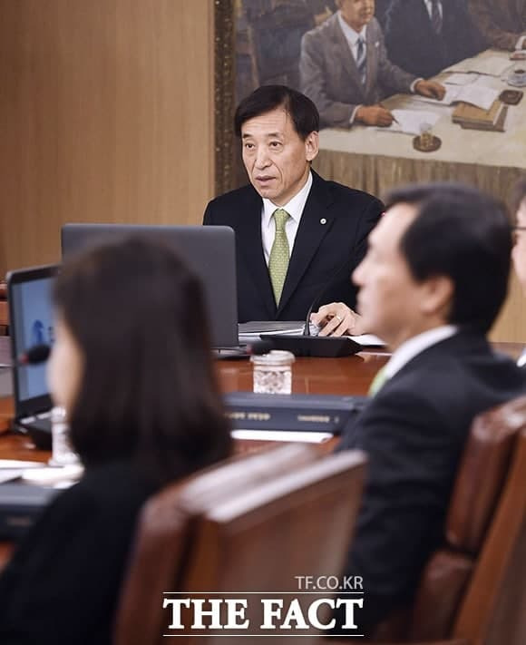 이주열 한국은행 총재가 지난 25일 한국은행 금융통화위원회를 주재하고 있다. 금통위는 이날 기준금리를 연 0.75%에서 1%로 0.25%포인트 인상했다. /더팩트 DB