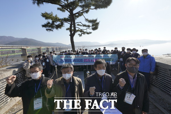 28일 전국해양문화학자들이 강화도 갑곶돈대에서 '2021인천해양선언' 선언문을 낭독하고 있다. /사진=(사)황해섬네트워크 제공