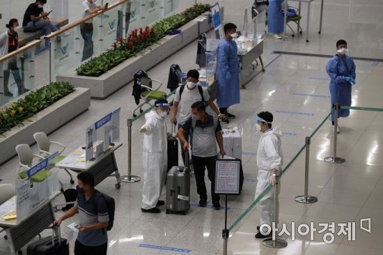 13일 인천국제공항 2터미널 입국장에서 해외 입국자들이 교통편 안내를 받고 있다. 질병관리청 중앙방역대책본부는 이날 0시 기준 국내 누적 확진자는 1990명 증가한 22만182명이라고 발표했다. 국내 발생 확진자는 1913명, 해외 유입 확진자는 77명이다. /문호남 기자 munonam@