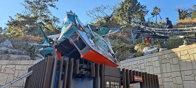 28일 오후 경남 통영시 욕지도 모노레일이 탈선해 승객 8명이 다쳤다. /경남소방본부